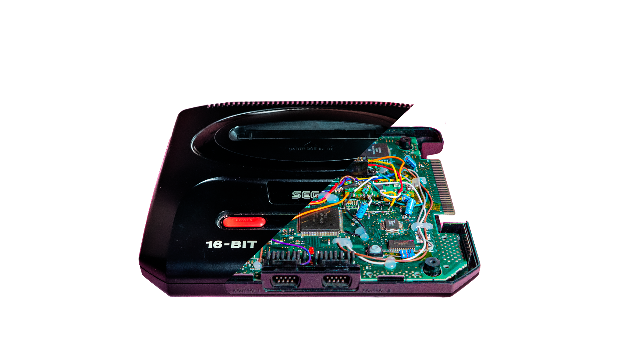 Modattu Sega Mega Drive, jossa näkyvät konsolin ulkokuori ja sisäinen elektroniikka